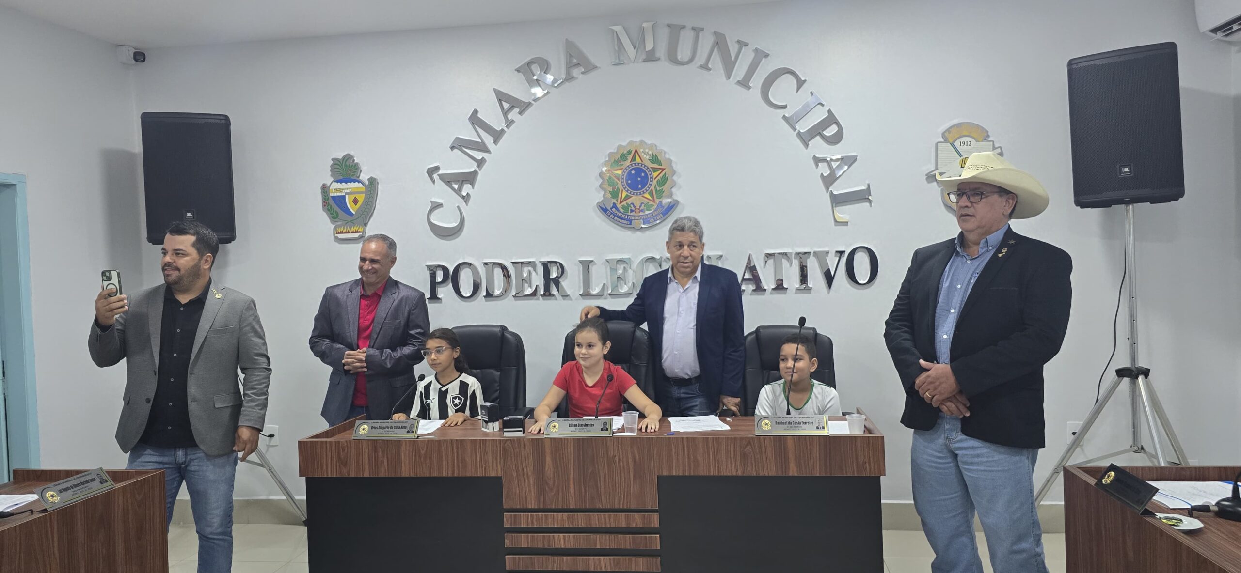 Em Cumprimento do Requerimento 11/2025. de autoria do vereador Ernesto Marques, Que Solicitou a Secretaria de Educação que Fosse Promovida a visita dos alunos da rede Municipal a câmara, Para que pudessem conhecer um pouco do trabalho do Legislativo; Começamos na manhã de hoje a receber as nossas crianças. Momento em Que puderam conhecer um pouco do dia a dia dessa casa de Leis.